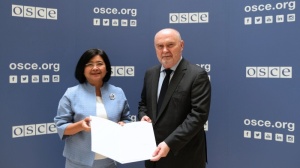 <strong>Read more about</strong><br />นางสาวภัทรัตน์ หงษ์ทอง เอกอัครราชทูต ณ กรุงเวียนนา เข้ายื่นหนังสือแจ้งการเข้ารับหน้าที่หัวหน้าคณะผู้แทนไทยประจำองค์การว่าด้วยความมั่นคงและความร่วมมือในยุโรป (Organization for Security and Cooperation in Europe: OSCE) ต่อนาย Feridun Sinirlioğlu เลขาธิการ นางสาวภัทรัตน์ หงษ์ทอง เอกอัครราชทูต ณ กรุงเวียนนา เข้ายื่นหนังสือแจ้งการเข้ารับหน้าที่หัวหน้าคณะผู้แทนไทยประจำองค์การว่าด้วยความมั่นคงและความร่วมมือในยุโรป (Organization for Security and Cooperation in Europe: OSCE) ต่อนาย Feridun Sinirlioğlu เลขาธิการ