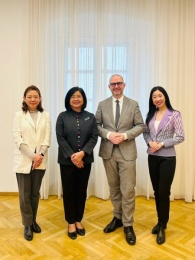 <strong>Read more about</strong><br />เอกอัครราชทูต ณ กรุงเวียนนา แลกเปลี่ยนประสบการณ์กับนายกเทศมนตรีเมืองลินซ์ เพื่อการพัฒนาเมืองอุตสาหกรรมที่เป็นมิตรต่อสิ่งแวดล้อม เอกอัครราชทูต ณ กรุงเวียนนา แลกเปลี่ยนประสบการณ์กับนายกเทศมนตรีเมืองลินซ์ เพื่อการพัฒนาเมืองอุตสาหกรรมที่เป็นมิตรต่อสิ่งแวดล้อม