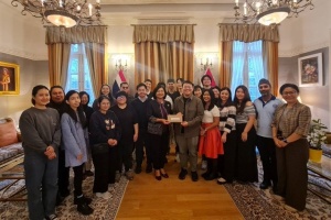 <strong>Read more about</strong><br />เอกอัครราชทูต ณ กรุงเวียนนา พบปะหารือกลุ่มนักเรียนและนักวิจัยไทยในออสเตรีย และมอบงบประมาณเพื่อสนับสนุนกิจกรรมของกลุ่ม เอกอัครราชทูต ณ กรุงเวียนนา พบปะหารือกลุ่มนักเรียนและนักวิจัยไทยในออสเตรีย และมอบงบประมาณเพื่อสนับสนุนกิจกรรมของกลุ่ม