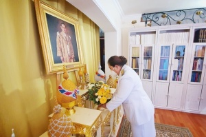 <strong>Read more about</strong><br />สถานเอกอัครราชทูต ณ กรุงเวียนนา จัดพิธีวางพานพุ่มดอกไม้และพิธีถวายบังคม เนื่องในวันคล้ายวันพระบรมราชสมภพ พระบาทสมเด็จพระบรมชนกาธิเบศร มหาภูมิพลอดุลยเดชมหาราช บรมนาถบพิตร วันชาติ และวันพ่อแห่งชาติ 5 ธันวาคม 2564 สถานเอกอัครราชทูต ณ กรุงเวียนนา จัดพิธีวางพานพุ่มดอกไม้และพิธีถวายบังคม เนื่องในวันคล้ายวันพระบรมราชสมภพ พระบาทสมเด็จพระบรมชนกาธิเบศร มหาภูมิพลอดุลยเดชมหาราช บรมนาถบพิตร วันชาติ และวันพ่อแห่งชาติ 5 ธันวาคม 2564